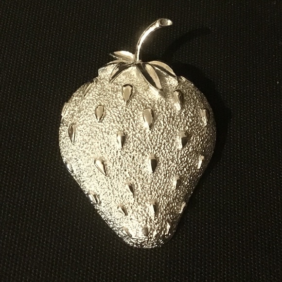 Sarah Coventry strawberry pin.  Vintage - Picture 1 of 4